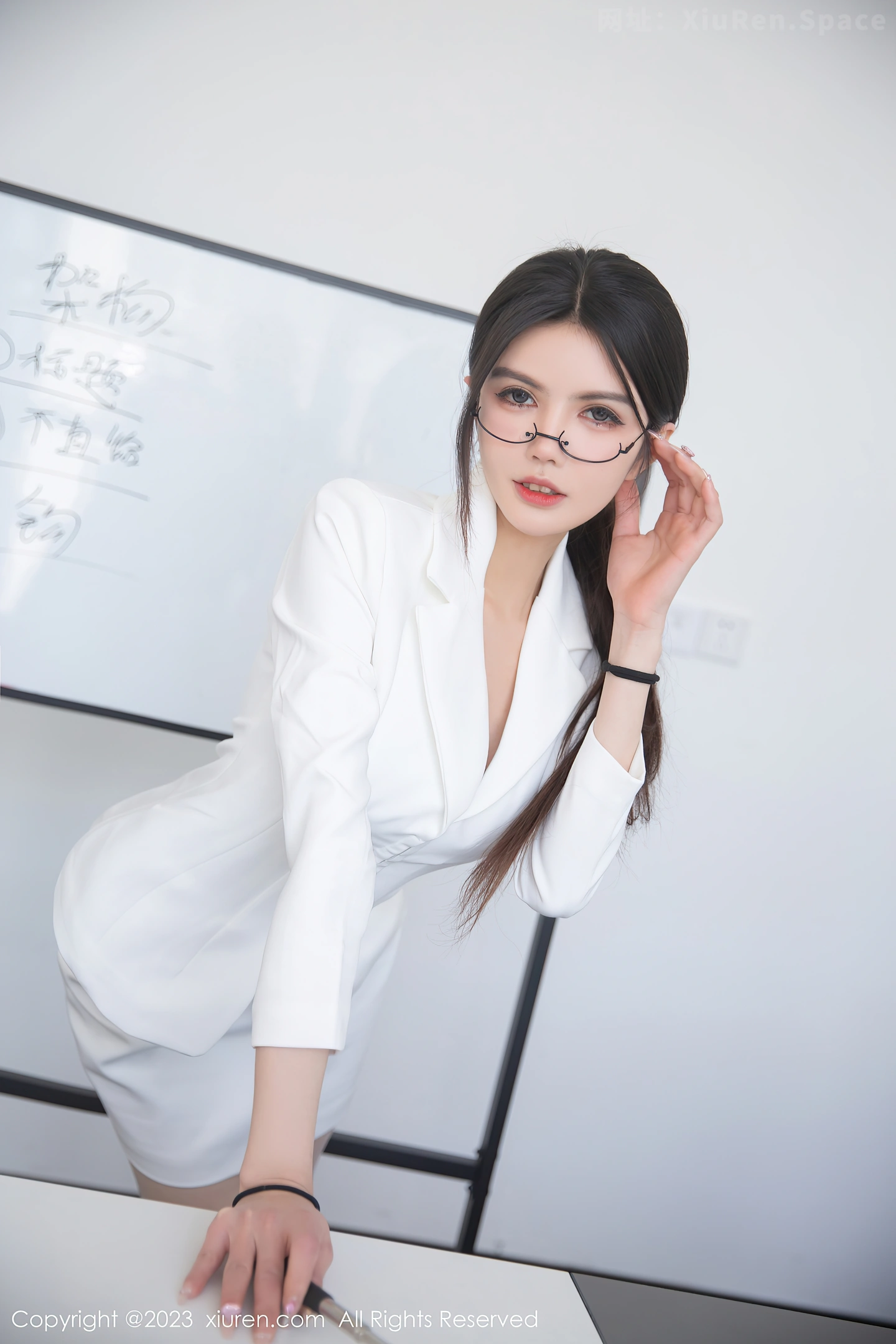 图片[3]-[XiuRen秀人网]2023.04.12 NO.6563 媛媛酱belle 白色OL制服与蕾丝内衣加肉丝美腿性感私房写真集-秀人网官方网站